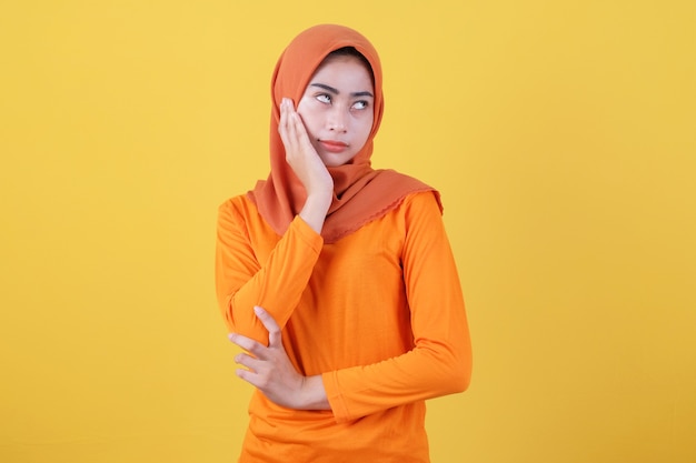 Moody mécontent femme asiatique, portant le hijab boudant bouleversé offensé fronçant les sourcils faisant la grimace montrant l'attitude debout déçu insatisfait