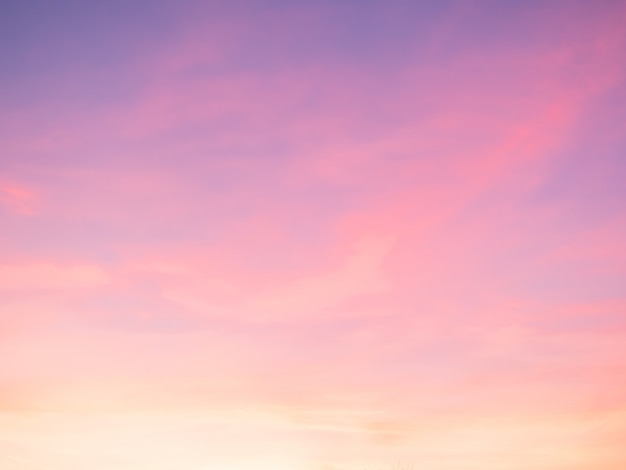 Moody rose, violet nuages ciel coucher de soleil avec long obturateur. Crépuscule majestueux. Crépuscule du ciel coucher de soleil dans la soirée avec la lumière du soleil colorée. Couleurs pastel. Fond de nature abstraite.