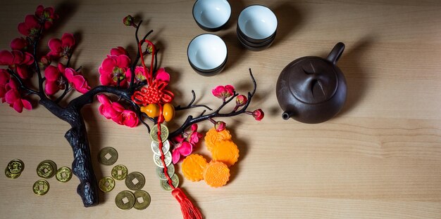 Photo mooncake traditionnel chinois mooncake avec des tasses de thé sur fond de bois festival de la mi-automne