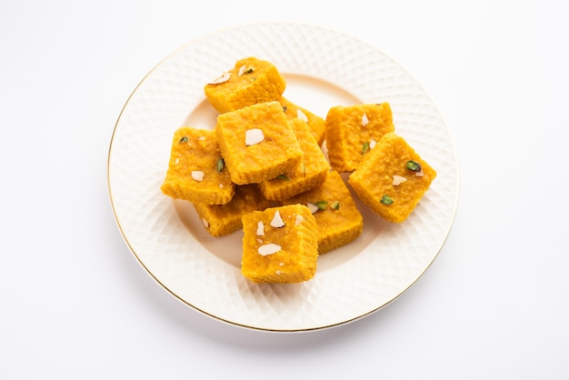 MoongÃ‚Â Dal Besan Burfi est fait avec du moongÃÂ dal ou des lentilles jaunes rôties, de la farine de pois chiches, du ghee, du khoya ou du mawa et du sirop de sucre, des bonbons indiens ou un dessert