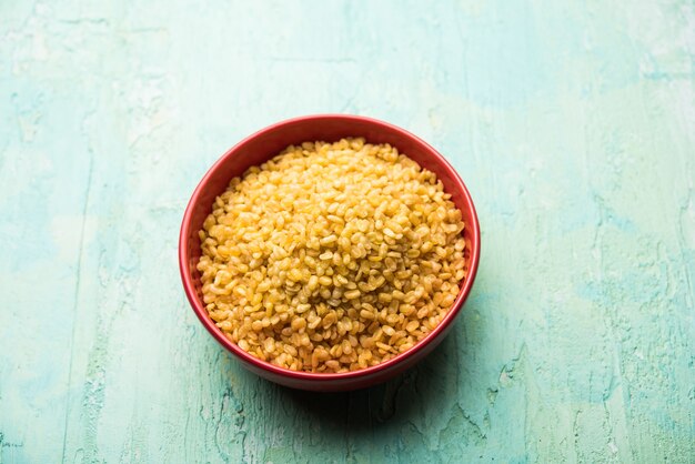 Photo moong dal salé et frit ou mung namkeen croustillant servi dans un bol, mise au point sélective