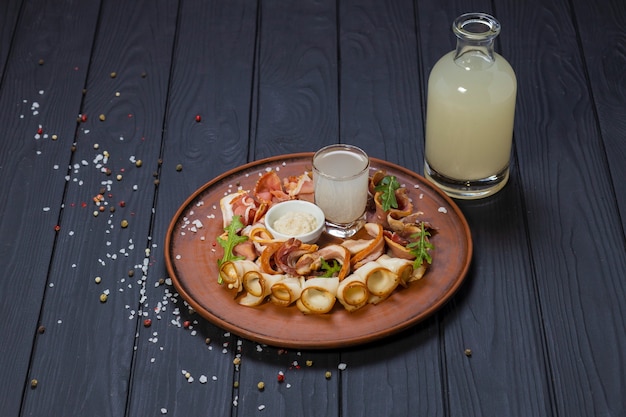 Moonshine en verre à facettes avec une tranche de saindoux