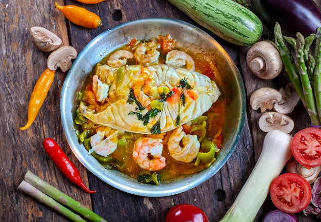 Moqueca un plat brésilien traditionnel avec du poisson badejo et de grosses crevettes Badejo