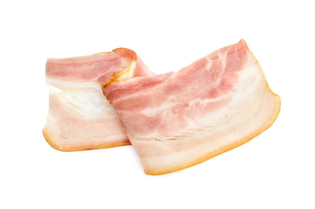 Un morceau de bacon fin sur fond blanc