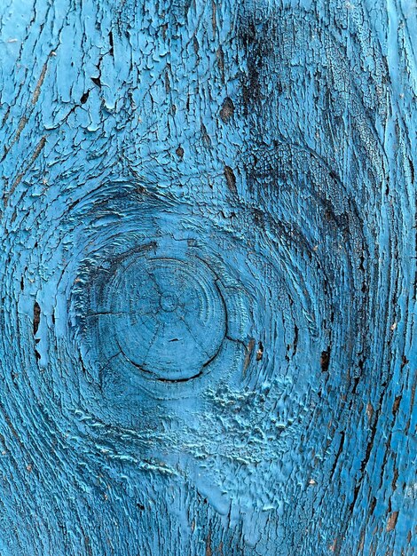 Un morceau de bois bleu a un cercle au centre de celui-ci.