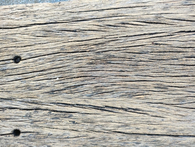 Un morceau de bois avec une texture rugueuse