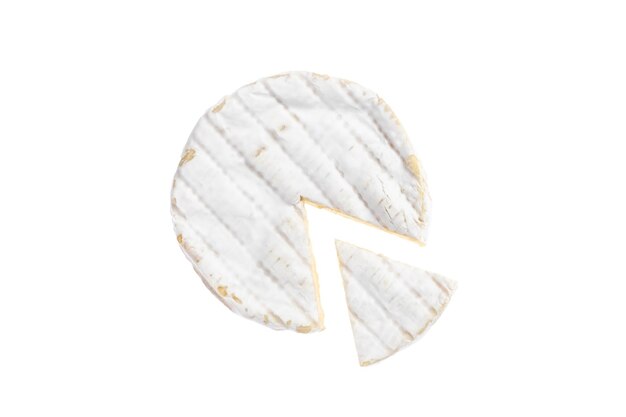 Morceau de camembert isolé sur fond blanc De la vue de dessus fromage brie doux