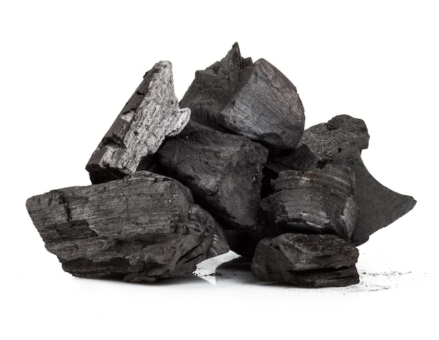 Morceau de charbon de bois fracturé isolé