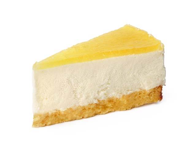 Morceau de cheesecake au citron isolé sur fond blanc