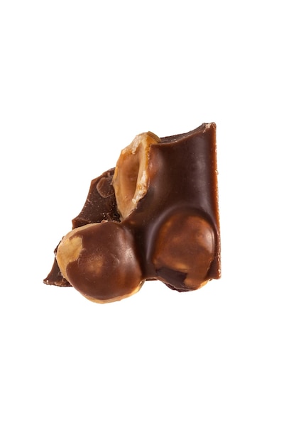 Morceau de chocolat aux cacahuètes isolé sur fond blanc