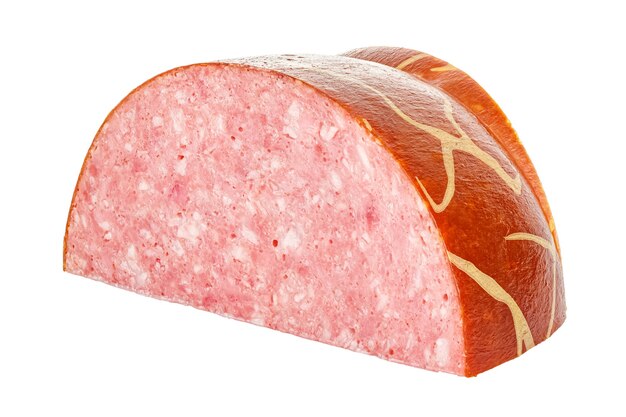 Morceau coupé allongé de saucisse fumée dans une coquille brune rayée isolée sur blanc