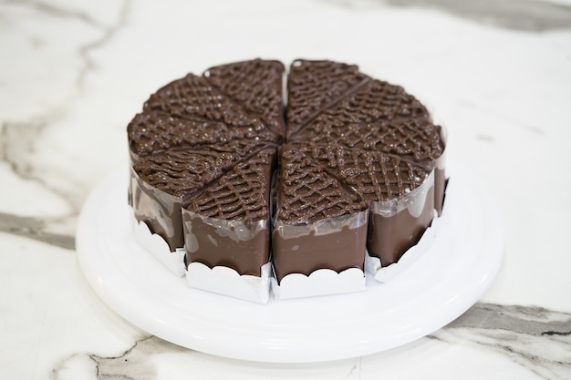 Morceau de délicieux gâteau au chocolat sur une assiette