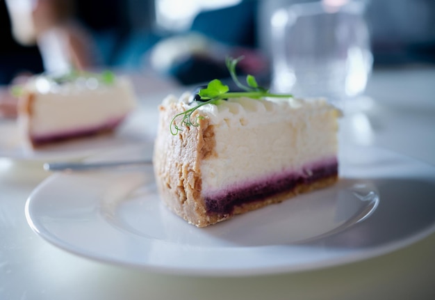 Un morceau de délicieux gâteau au fromage cottage avec de la confiture sur l'assiette