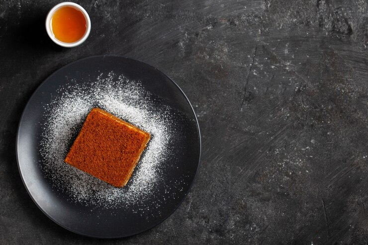 Morceau de délicieux gâteau au miel fait maison