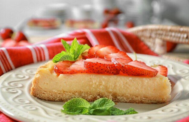 Morceau de délicieux gâteau aux fraises sur assiette