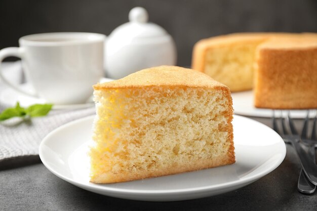 Morceau de délicieux gâteau maison frais sur table en marbre gris