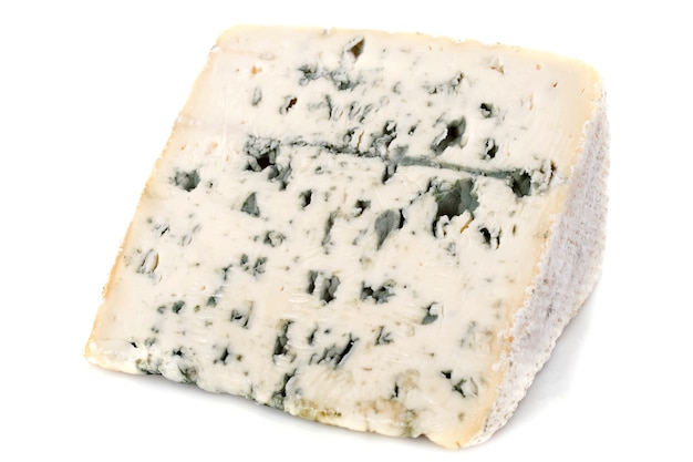 Morceau de fromage bleu sur blanc