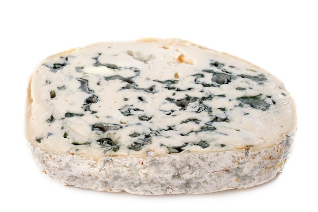 Morceau de fromage bleu sur blanc