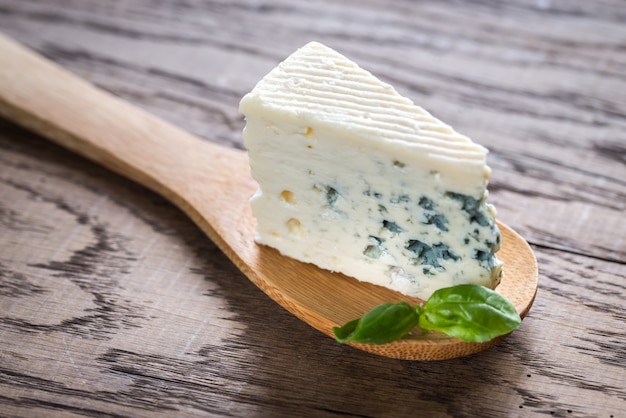 Morceau de fromage bleu sur une cuillère en bois