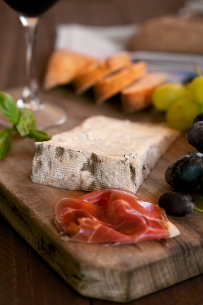 Morceau de fromage bleu espagnol sur une vieille planche à découper en bois