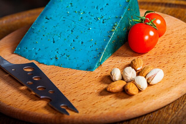 Morceau de fromage bleu sur fond en bois.