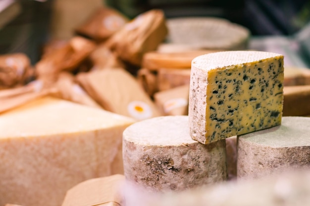 Morceau de fromage bleu sur une vitrine dans une boutique française Espace de copie