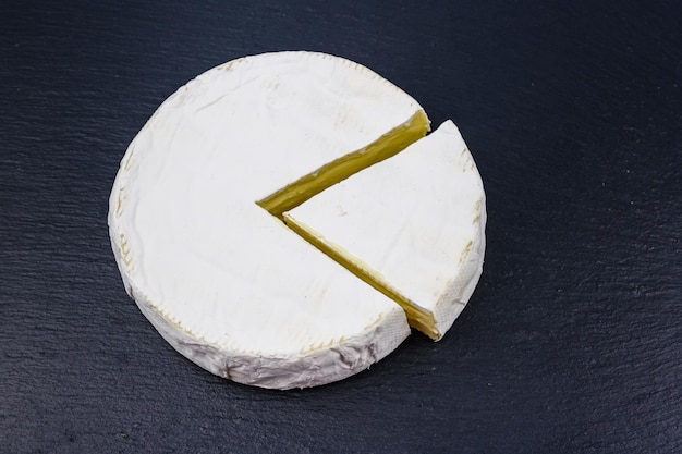 Morceau de fromage brie sur une ardoise