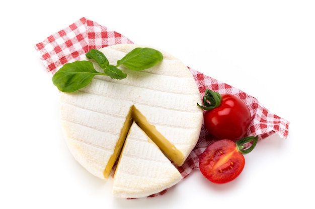 Morceau de fromage camembert contre surface blanche