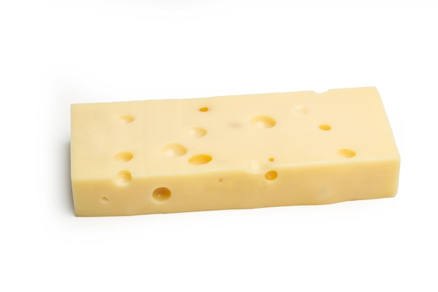 Morceau de fromage emmental isolé sur fond blanc