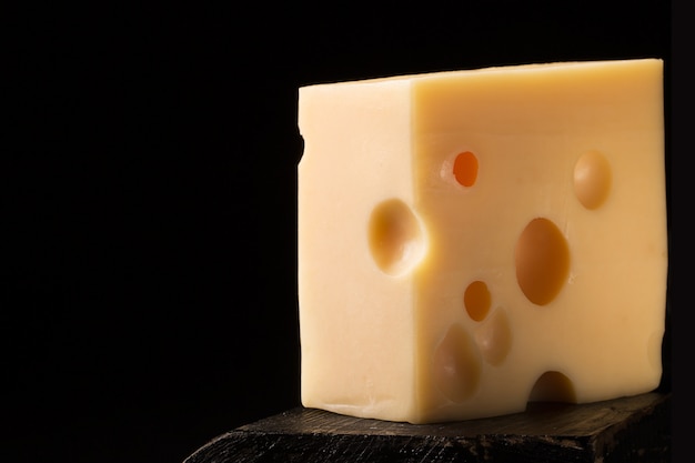 Morceau de fromage emmental