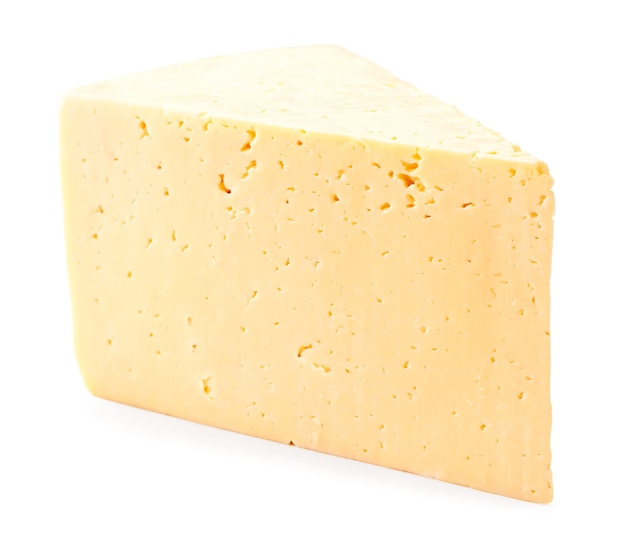 Un morceau de fromage gros plan sur un fond blanc. Isolé