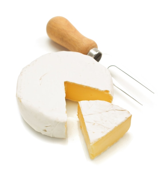Morceau de fromage isolé sur blanc