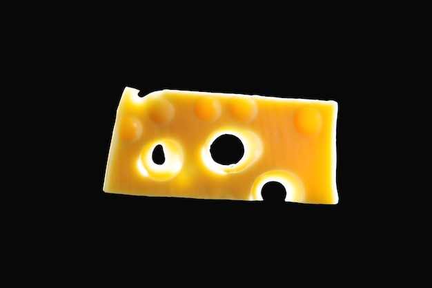 Morceau de fromage jaune avec des trous