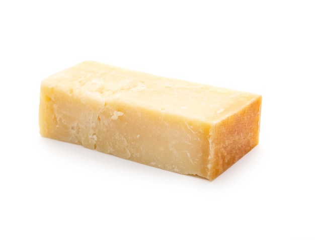 Morceau de fromage parmesan sur blanc