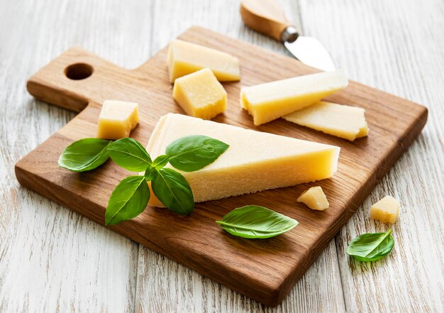 Un morceau de fromage parmesan sur une planche de bois