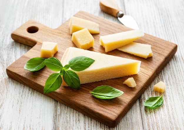 Morceau de fromage parmesan sur une planche de bois