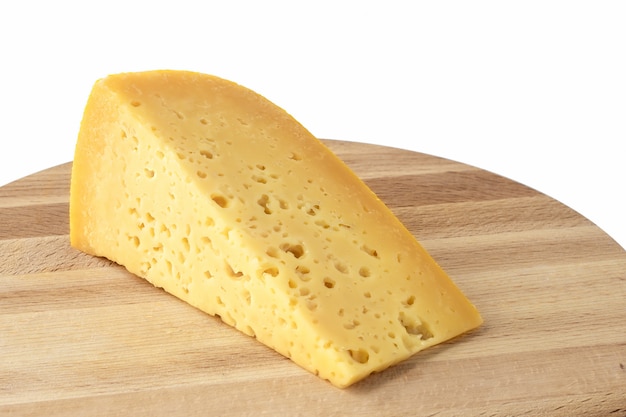 Morceau de fromage sur une planche de bois