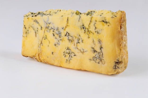 Morceau de fromage Roquefort sur surface blanche