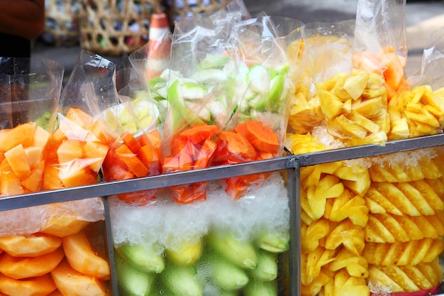 Morceau de fruits au marché de rue