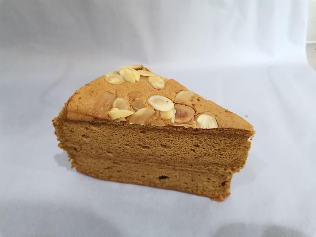 Un morceau de gâteau avec des amandes dessus