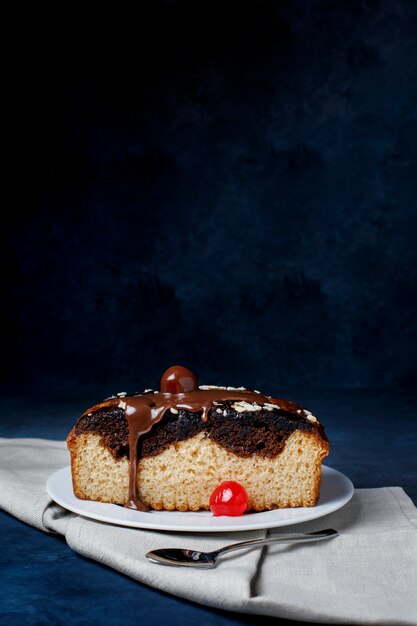 Morceau de gâteau au chocolat et cerise