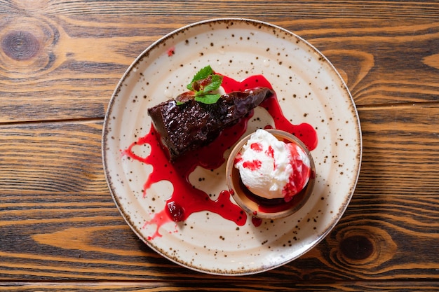 Morceau de gâteau au chocolat avec confiture Concept de design de menu pour un restaurant