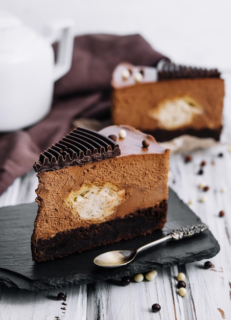 Un morceau de gâteau au chocolat avec du thé