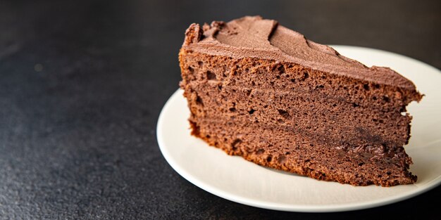 Morceau de gâteau au chocolat génoise au cacao ganache au chocolat crème brune dessert sucré