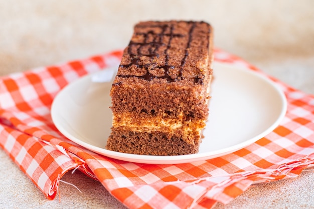 morceau de gâteau au chocolat avec mousse crème dessert sucré vanille cacao cannelle