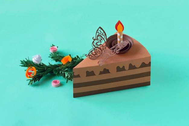 Morceau de gâteau au chocolat en papier