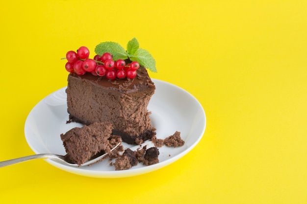 Morceau de gâteau au fromage au chocolat sur une plaque blanche