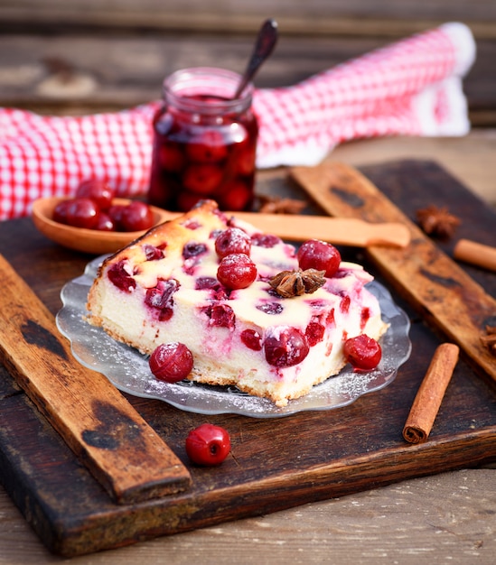 Photo morceau de gâteau au fromage avec des baies de cerise