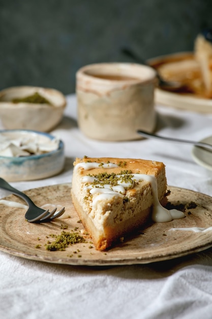 Morceau de gâteau au fromage avec pistache