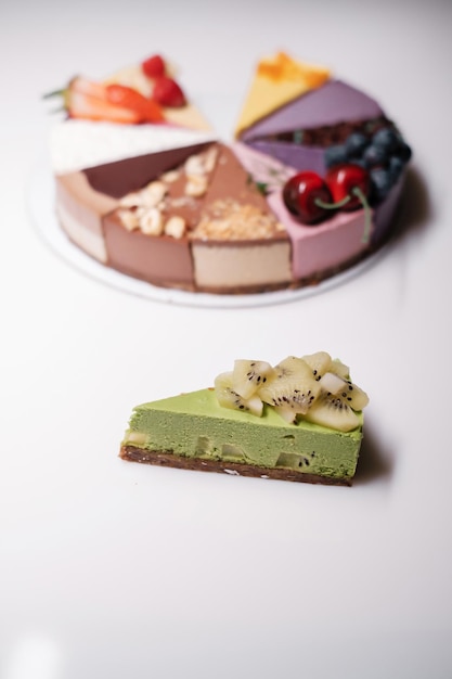 Morceau de gâteau au kiwi Dessert aux fruits